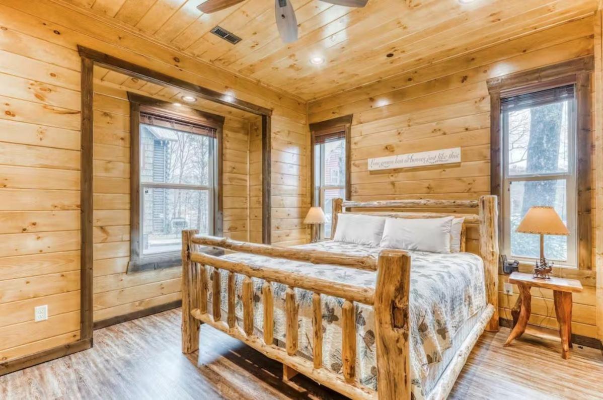 The Great Dogwood Manor By Stony Brook Cabins แกตลิงเบิร์ก ภายนอก รูปภาพ