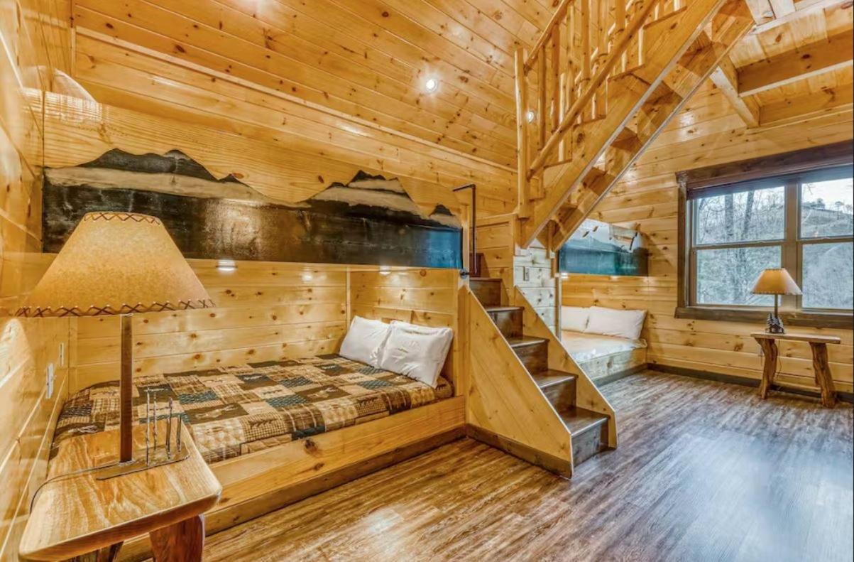 The Great Dogwood Manor By Stony Brook Cabins แกตลิงเบิร์ก ภายนอก รูปภาพ