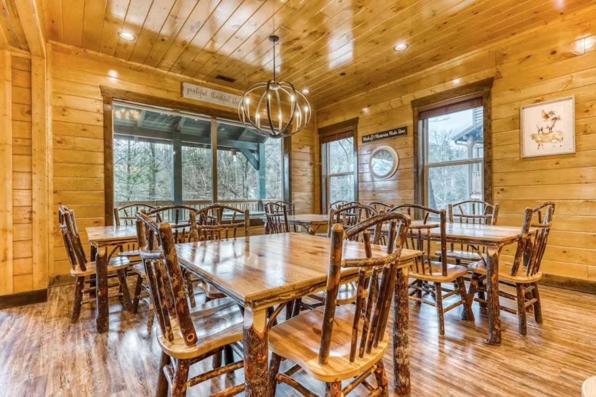 The Great Dogwood Manor By Stony Brook Cabins แกตลิงเบิร์ก ภายนอก รูปภาพ