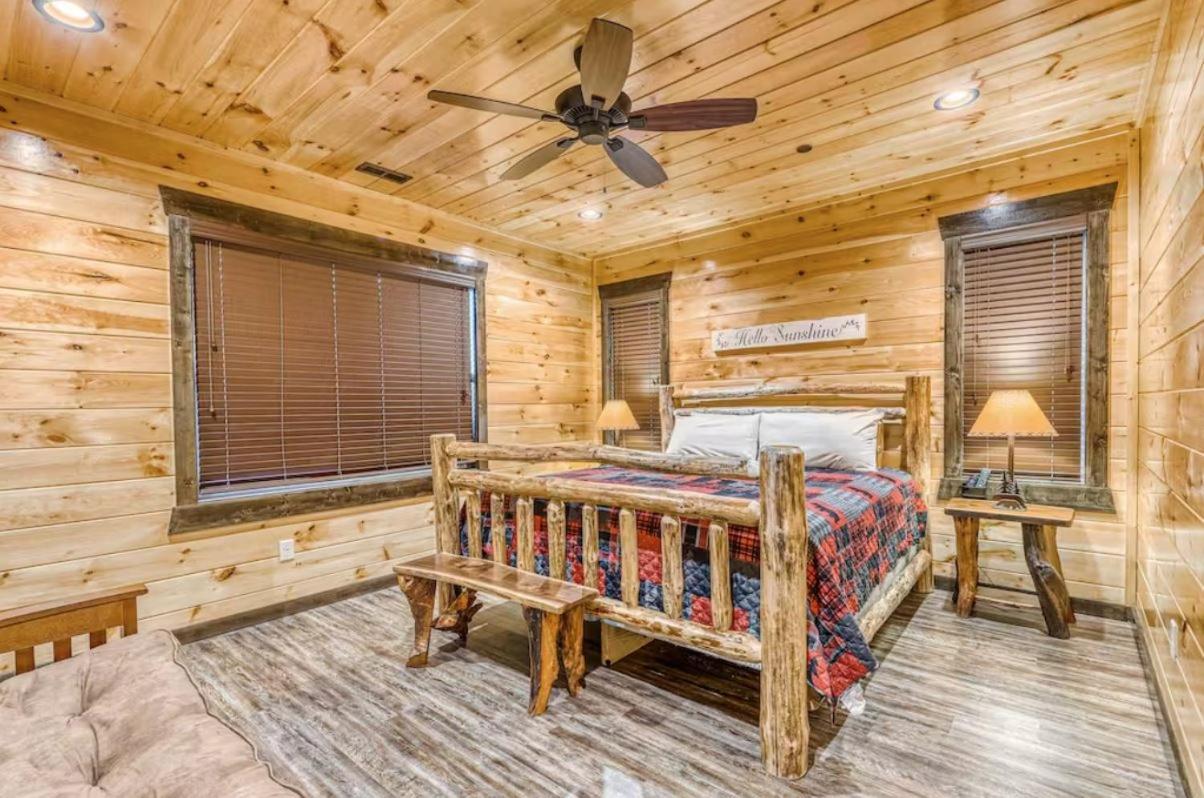 The Great Dogwood Manor By Stony Brook Cabins แกตลิงเบิร์ก ภายนอก รูปภาพ